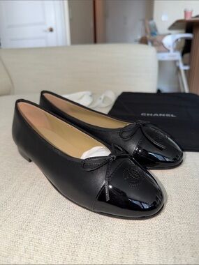 CHANEL Black Leather Ballet Flats with Patent Toe Cap and Bow